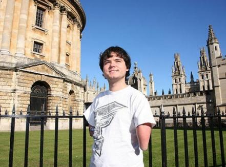 Englezii spun povestea unui orfan român cu handicap ajuns student la Oxford